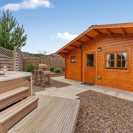 Lochinvar - Clydesdale Log Cabin With Hot Tub Airdrie Extérieur photo