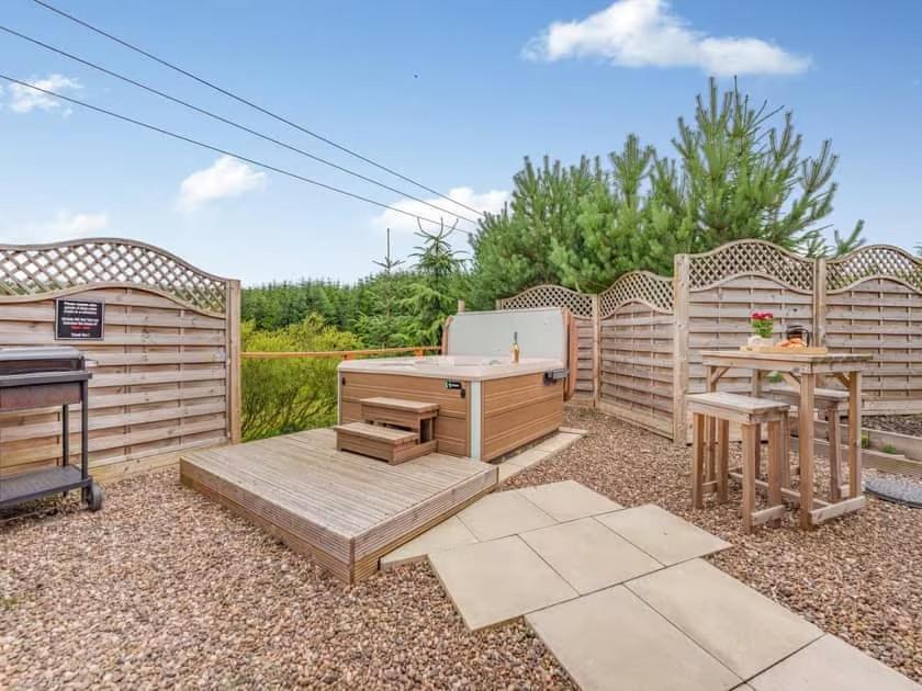 Lochinvar - Clydesdale Log Cabin With Hot Tub Airdrie Extérieur photo
