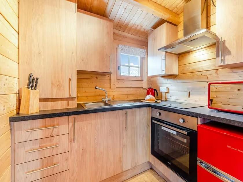 Lochinvar - Clydesdale Log Cabin With Hot Tub Airdrie Extérieur photo