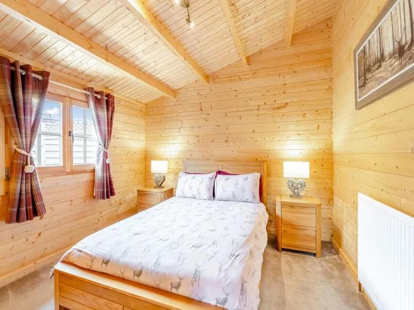 Lochinvar - Clydesdale Log Cabin With Hot Tub Airdrie Extérieur photo